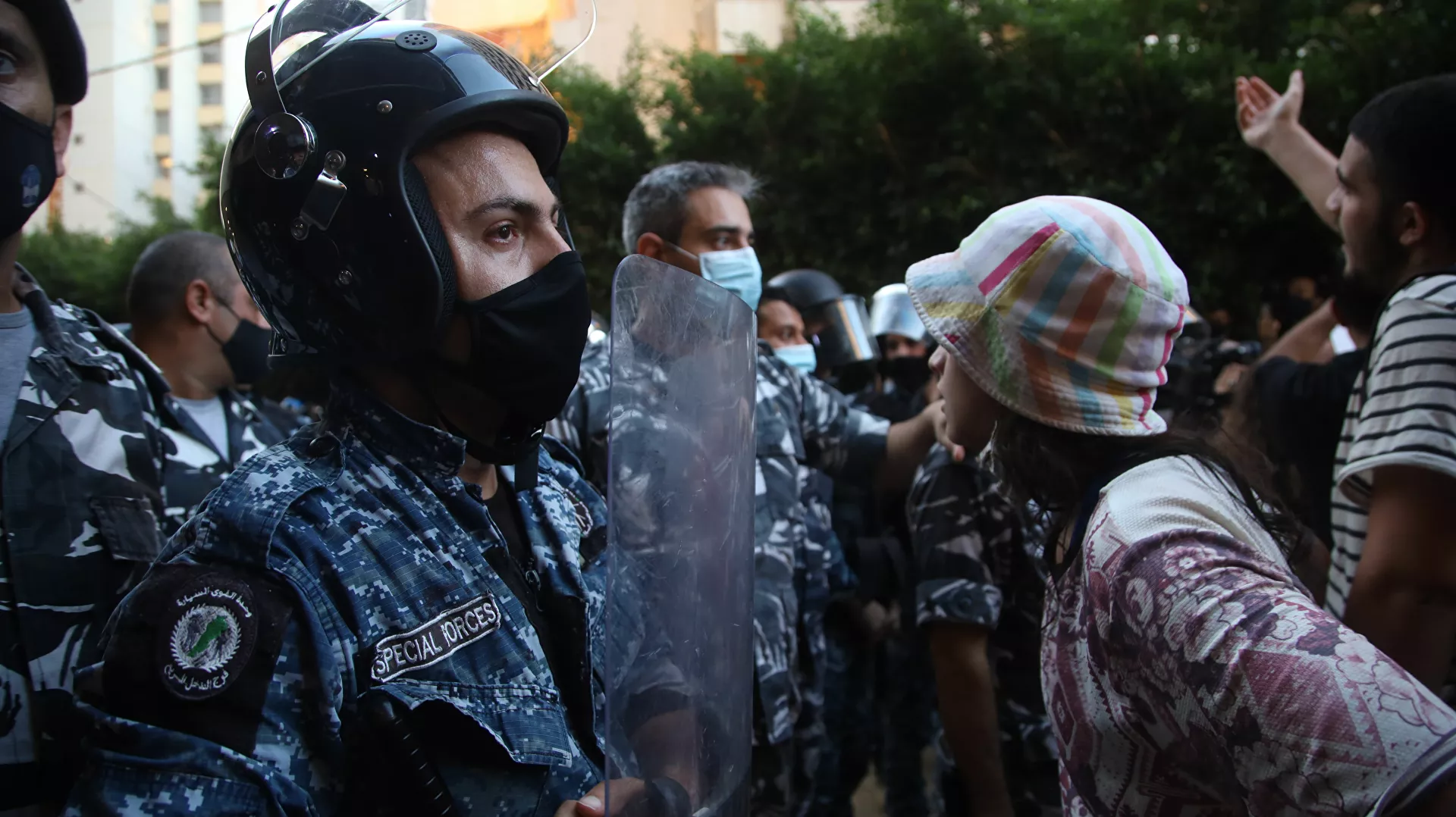 أهالي شهداء مرفأ بيروت أمام منزل وزير الداخلية حاملين النعوش... فيديو وصور     - سبوتنيك عربي, 1920, 13.07.2021