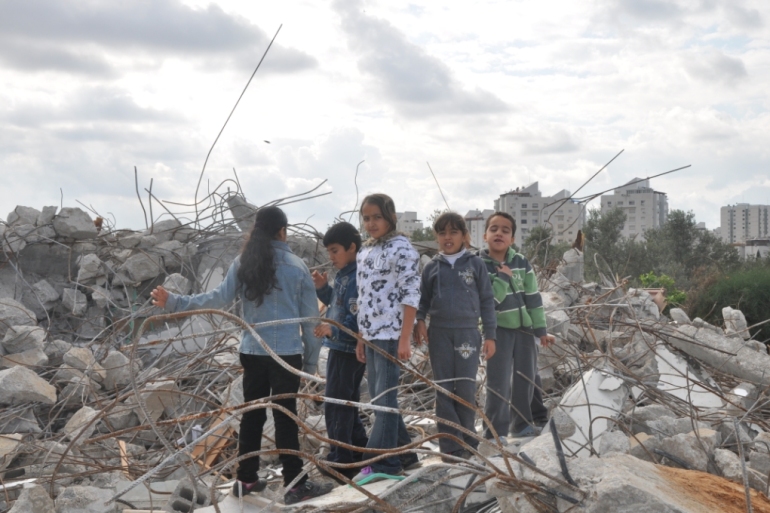 11-1-2 صورة 11 أولاد على أنقاض منازلهم التي هدمتها السلطات الإسرائيلية باللد.