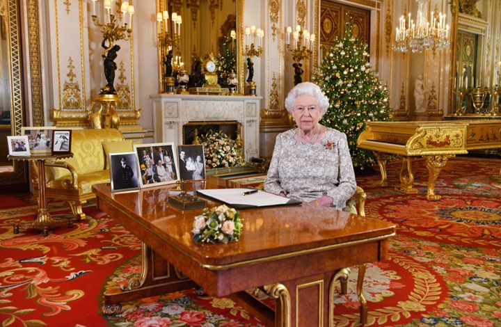 روائية بريطانية تتنبأ بزوال "الملكية" في بلادها خلال جيلين