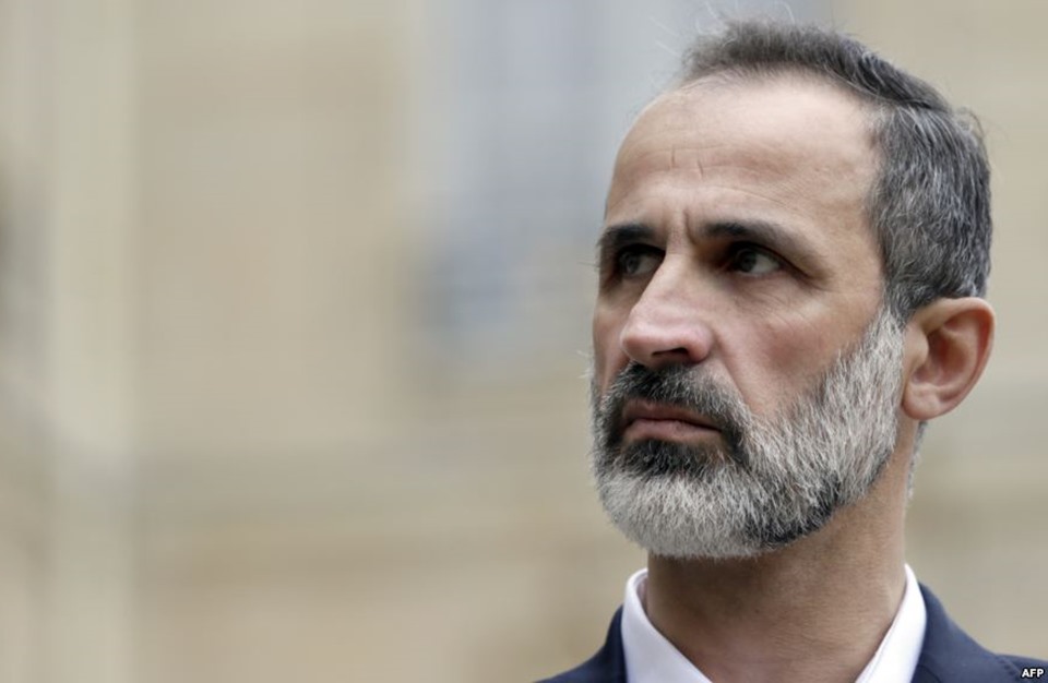 معاذ الخطيب يهاجم "اللجنة الدستورية".. وقيادي بالمعارضة يرد