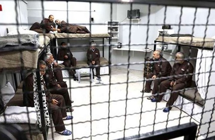 اعتراف إسرائيلي بصعوبة التحكم بالأسرى.. جرأتهم مدهشة