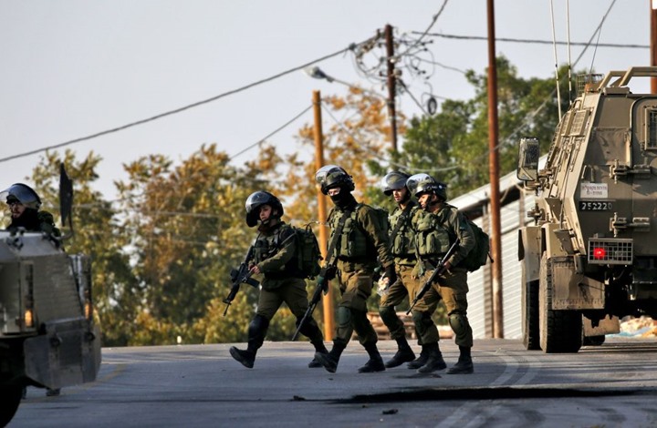 صادم: فلسطيني يودع ابنه المريض بالسرطان قبل اعتقاله (شاهد)