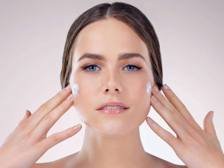 يمكن الحصول على بشرة صحية ومشرقة في الشتاء من خلال العناية الموسمية السليمة والتغذية الصحية والخروج للهواء الطلق والاستعانة بالمكملات الغذائية حسب الحاجة