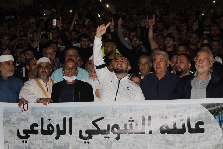 2-64-3 المسجد الأقصى، أبناء عائلة الشويكي المقدسية التي خاضت المنافسة بين العائلات لأداء صلاة الفجر