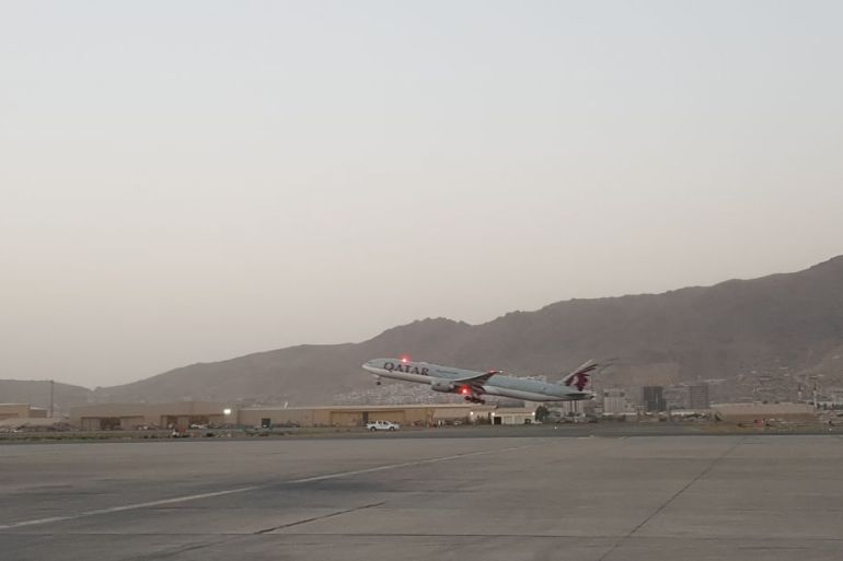 25543146-1-2 Airplane carrying US and Canadian citizens departs for Doha