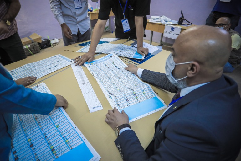 25800799-3 Polling stations closed in Iraqi early general election