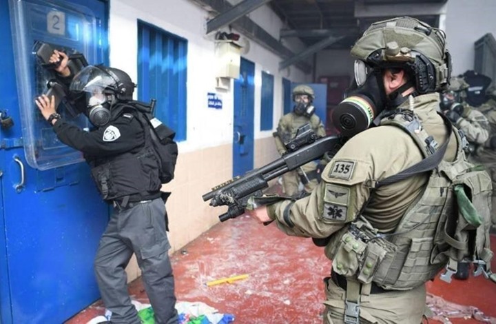 "عقاب جماعي" ضد الأسرى.. السجون تحولت لثكنات عسكرية