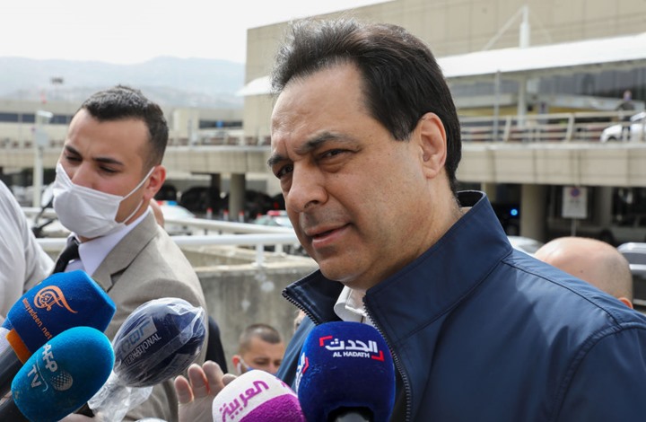 دياب يغادر لبنان بعد استدعائه للقضاء.. ووزير مغادر يذرف الدموع