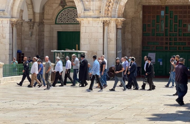 اقتحام للأقصى.. وحملة اعتقالات بالضفة شملت زوجة أسير محرر