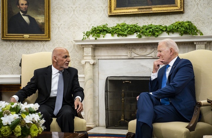 ماذا دار بين بايدن وأشرف غني قبل سيطرة طالبان على كابول؟