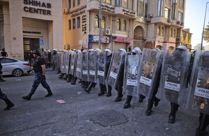 السلطة تعتقل نشطاء برام الله وتعتدي على أسير محرر