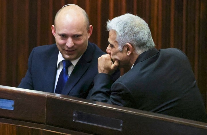 بينيت لن يلتقي عباس.. لابيد: لا محادثات سياسية مع السلطة