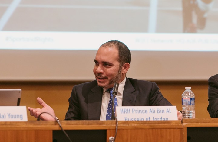 أمير أردني ينشر صورة لبنطاله الممزق ويعلق: "معك يا روبي"