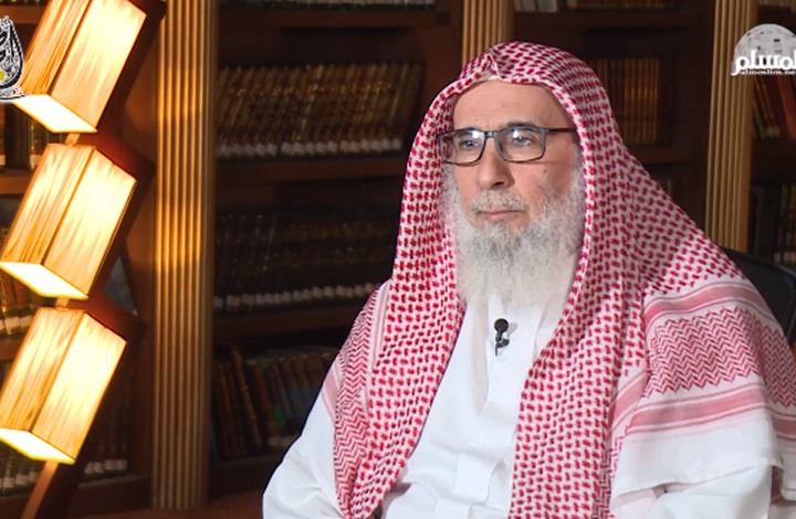 حكم بسجن ناصر العمر بسبب تغريدات قديمة واستضافة خالد مشعل