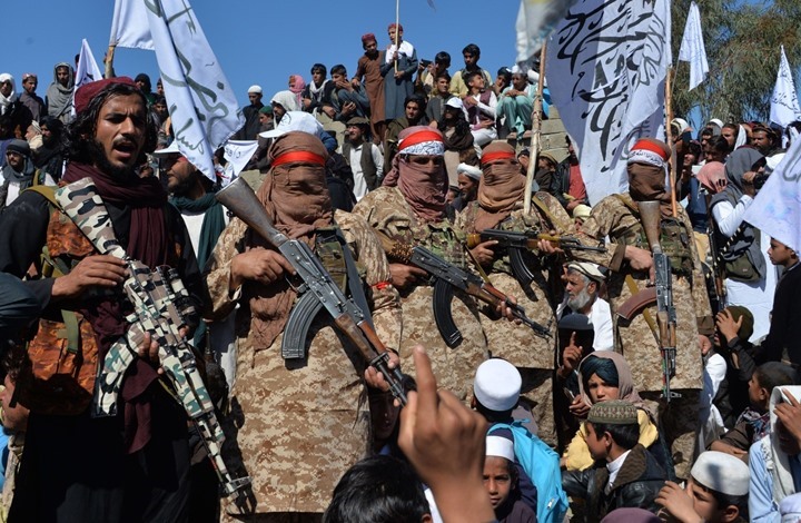 طالبان تسيطر على عاصمة ولاية عاشرة وتقترب من كابول