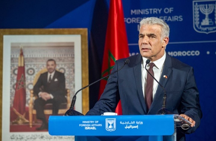 لابيد من المغرب يعرب عن قلقه من التقارب بين الجزائر وإيران