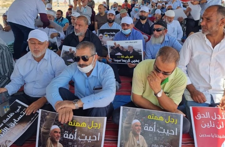 متضامنون مع الشيخ رائد صلاح يؤدون صلاة الجمعة أمام سجنه