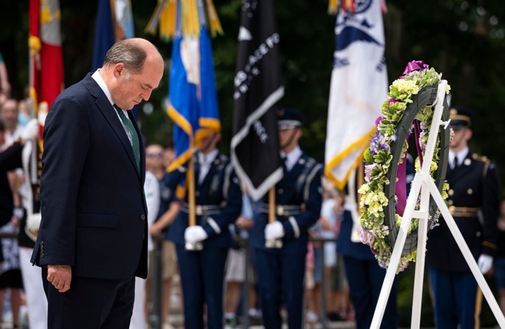 وزير دفاع بريطانيا باكيا: البعض لن يعود من أفغانستان (شاهد)