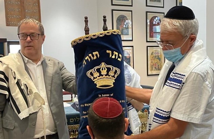 مستشار ملك البحرين ينشر صور أول صلاة يهودية بالمنامة.. وردود