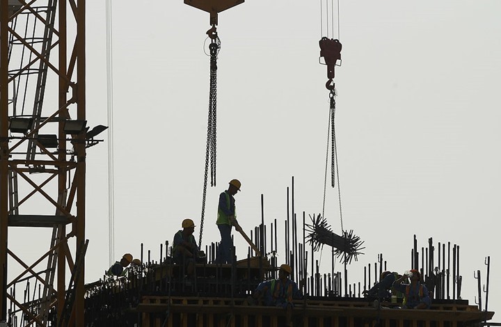 "العفو الدولية" تطالب قطر بالتحقيق بوفاة عمال مهاجرين