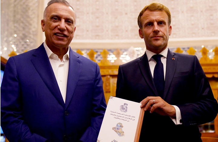 ماكرون يزور مرقدا شيعيا ويحمل كتابا للسيستاني (صور)