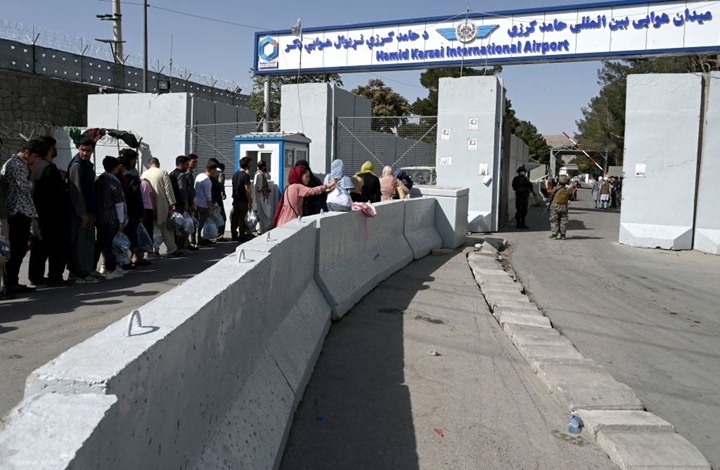 طالبان تستعد لتسلم مطار كابول وأمريكا تحذر من هجوم وشيك