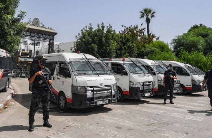 منع 12 مسؤولا بتونس من السفر.. وقضاة يدعون سعيد للتراجع