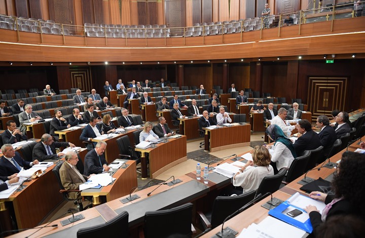 نائب رئيس البرلمان اللبناني يرجح منح الحكومة الثقة خلال أيام