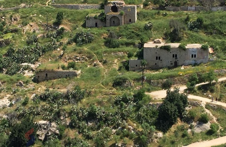 هل ينجح الاحتلال بعرض قرية فلسطينية للبيع بالمزاد العلني؟