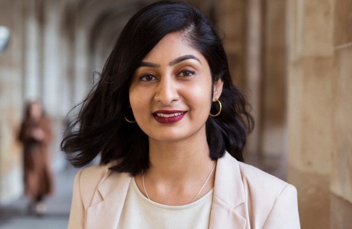 نائبة بريطانية مسلمة تروي بتأثر تجربتها مع العنصرية (فيديو)