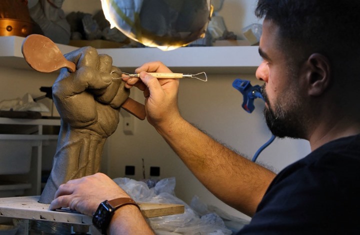 مئات الملاعق أمام سفارة الاحتلال بأمريكا لدعم الأسرى (شاهد)