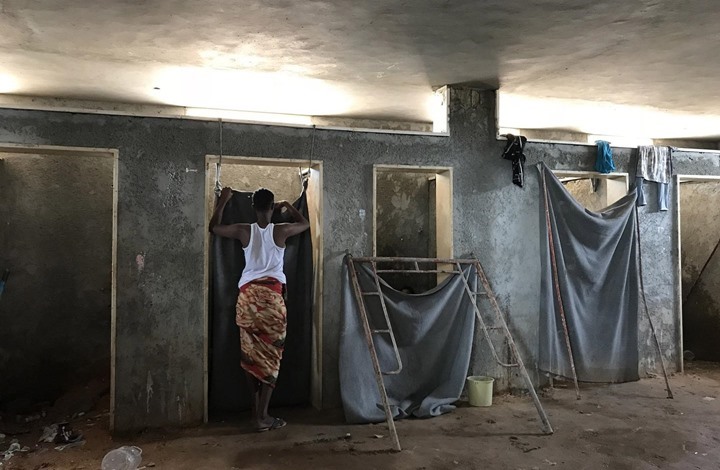 مئات المهاجرين المغاربة محتجزون في ظروف غير إنسانية بليبيا