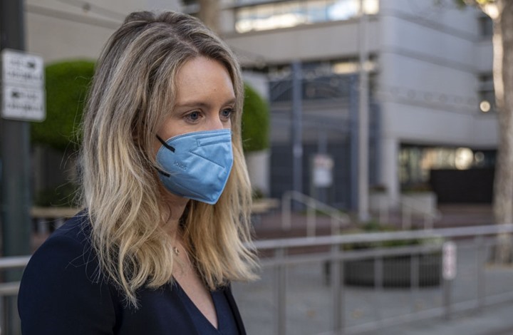 المليارديرة الحسناء "هولمز" المتهمة بالاحتيال.. ما قصتها؟