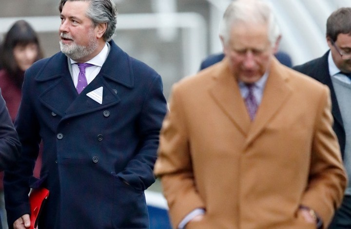 استقالة مساعد للأمير تشارلز ساعد بمنح رجل أعمال سعودي وساما