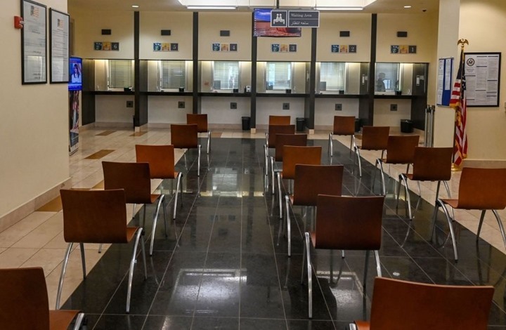 لوحة كبيرة لعلم طالبان على جدار سفارة أمريكا بكابول (صورة)