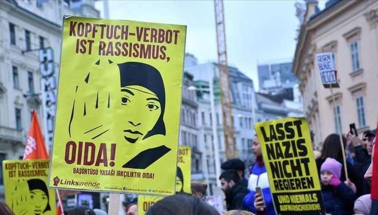 فرنسا تخشى الحجاب.. الجمهورية تعلن العداء لملابس المسلمات