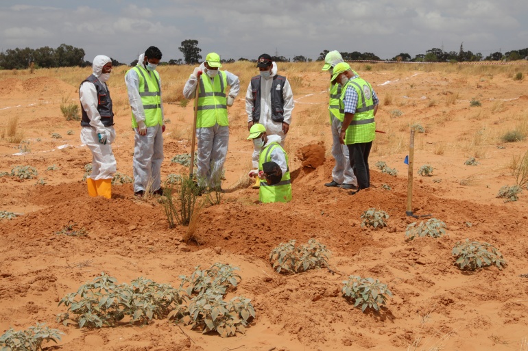 rts3gjr5-2 Members of the Government of National Accord's (GNA's) missing persons bureau search for human remains in what Libya's internationally recognized government officials say is a mass grave, in Tarhouna city