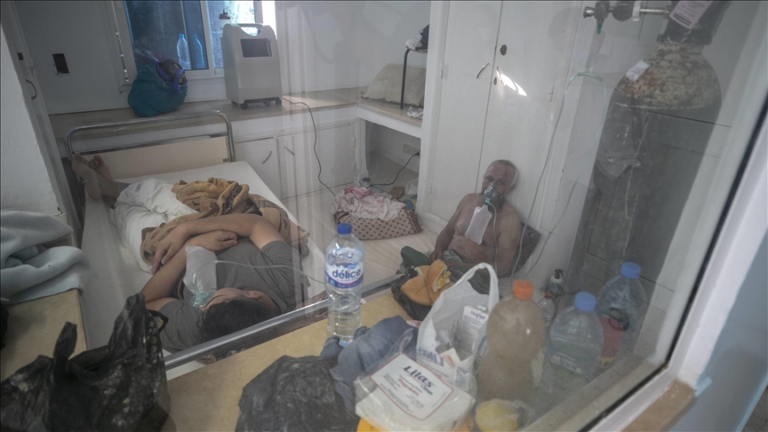 يبكي لإنقاذ 40 مصابا بـ"كورونا".. مشهد صادم جديد بتونس