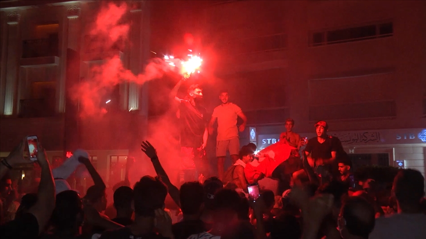 تونس.. يوم حافل بدأ باحتجاجات معتادة وانتهي بقرارات "مفاجأة" (تقرير إخباري)