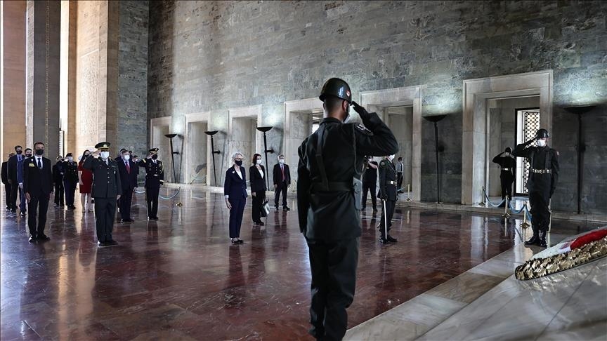 أنقرة.. نائبة وزير الخارجية الأمريكي تزور ضريح أتاتورك