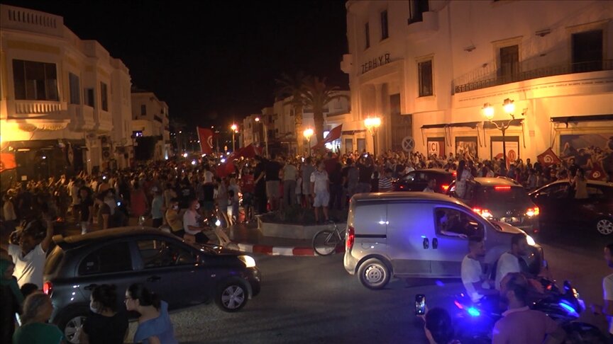 تونسيون يعبرون عن تأييدهم لقرارات قيس سعيد