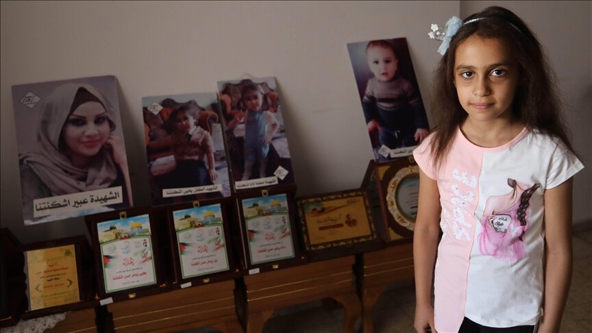 غزة.. "سوزي" تقضي العيد بجوار قبر أسرتها وبيتها المدمر