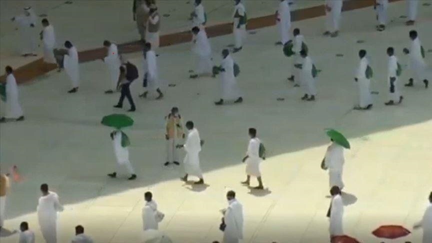 حجاج بيت الله يواصلون رمي الجمرات في أول أيام التشريق