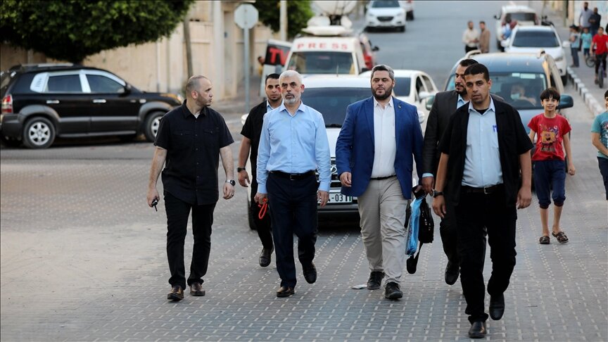 "لن يرمش لي جفن".. السنوار يتحدى إسرائيل "مشيا" في شوارع غزة