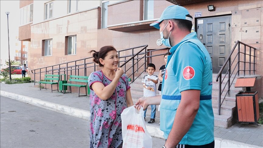 وقف الديانة التركي يوزع لحوم أضاحي في كازاخستان
