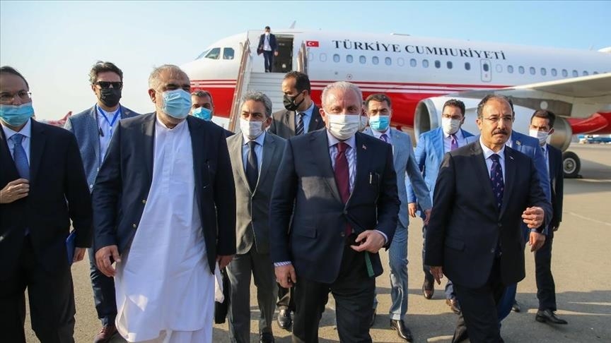 رئيس البرلمان التركي يصل أذربيجان برفقة نظيره الباكستاني