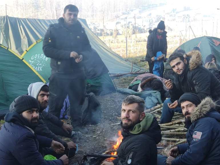 يصارع المهاجرون العالقون قساوة البرد في الحدود بين بولندا وبيلاروسيا - الجزيرة نت