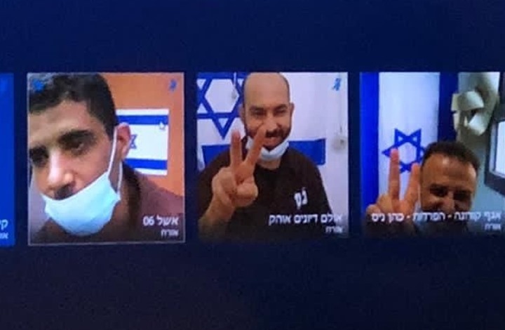 "ابتسامات وشارات نصر" في محاكمة أسرى جلبوع.. وتأجيل