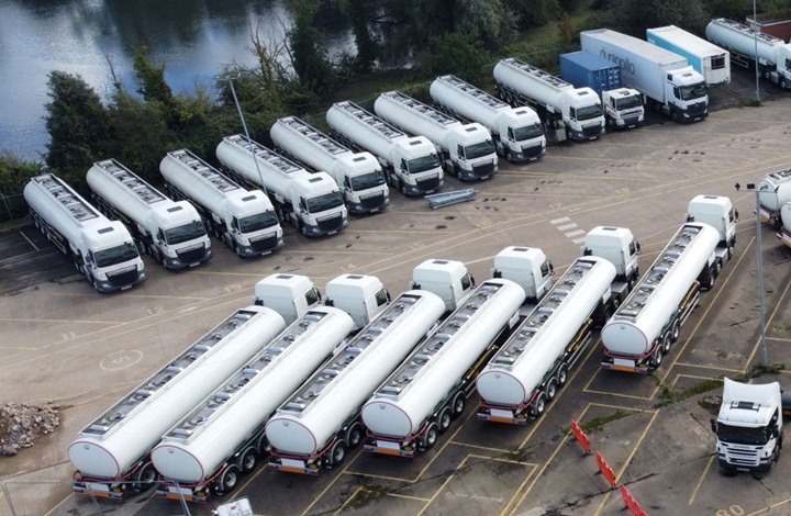 سفير ألبانيا: مهاجرونا مستعدون لمساعدة بريطانيا بأزمة الوقود