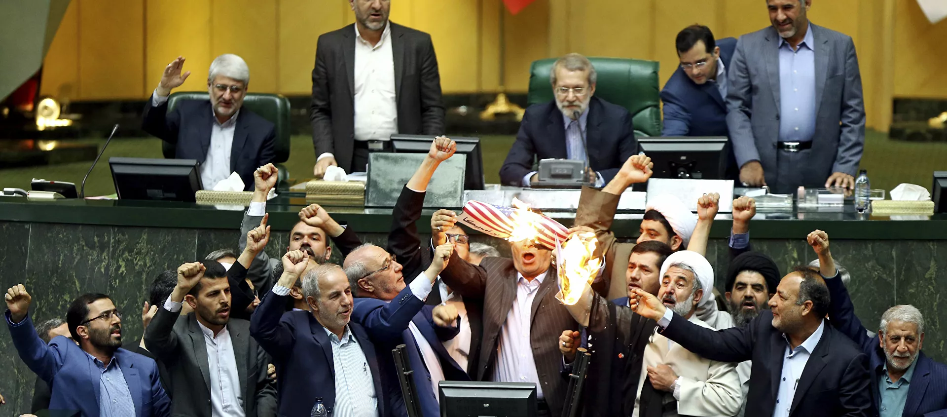 البرلمان الإيراني يحرق أوراق عليها علم الولايات المتحدة بعد خروج دونالد ترامب من صفقة الاتفاق النووي مع إيران، 9 مايو/ أيار 2018 - سبوتنيك عربي, 1920, 15.07.2021